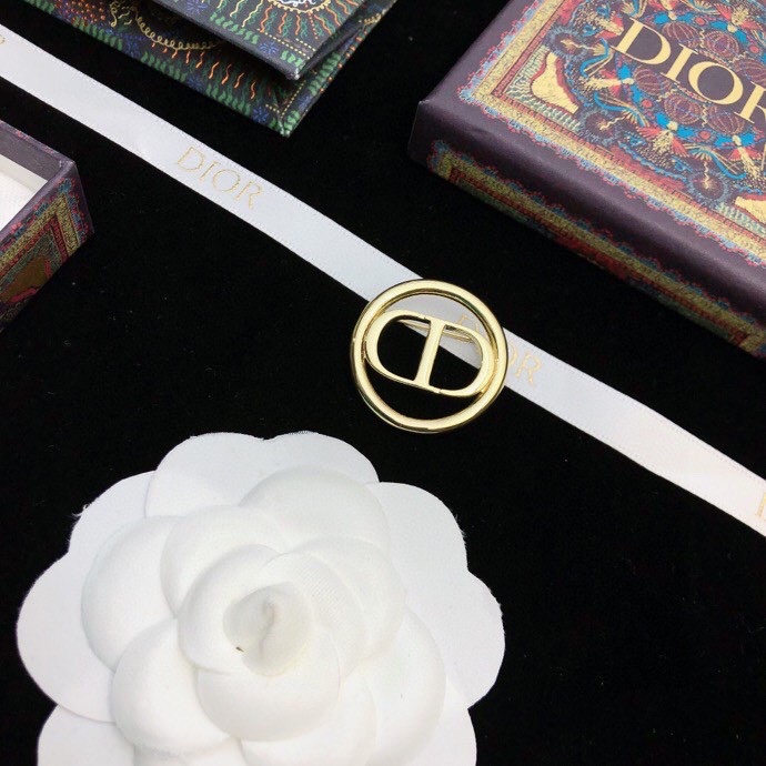 chr1st1an D10r brooches